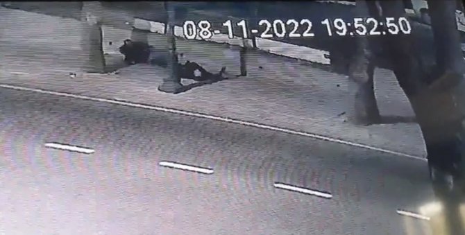İ̇stanbul’da Uçan Tekme Dehşeti Kamerada: Evine Giderken Saldırıya Uğradı