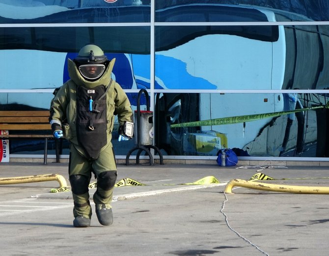 Bomba Şüphesiyle Patlatıldı İçinden Salça Çıktı