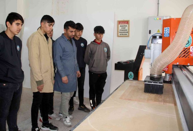 Bu Okul Fabrika Gibi Çalışıyor, Geliri 4 Milyon Liraya Ulaştı