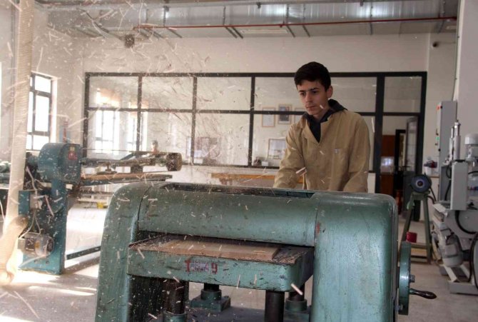 Bu Okul Fabrika Gibi Çalışıyor, Geliri 4 Milyon Liraya Ulaştı