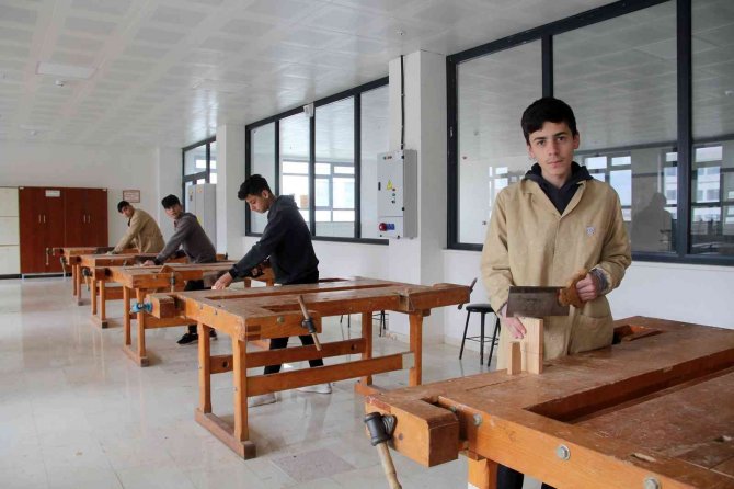 Bu Okul Fabrika Gibi Çalışıyor, Geliri 4 Milyon Liraya Ulaştı