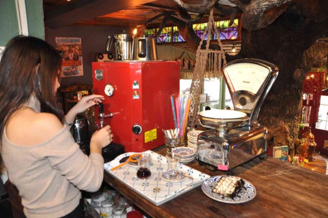 İ̇l İl Gezerek Topladığı Eski Eşyalarla Açtığı Kafe İlgi Görüyor