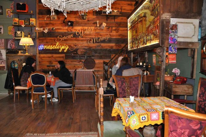 İ̇l İl Gezerek Topladığı Eski Eşyalarla Açtığı Kafe İlgi Görüyor