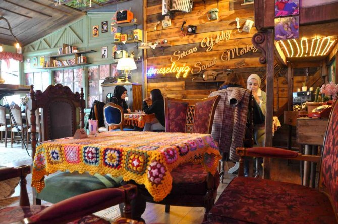 İ̇l İl Gezerek Topladığı Eski Eşyalarla Açtığı Kafe İlgi Görüyor