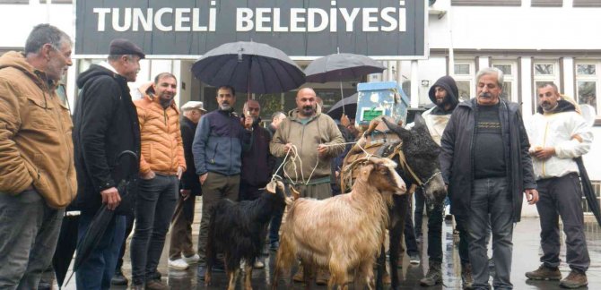 Köylüler Belediye Önüne Eşek, Keçi Ve Arılar İle Gelip Tepki Gösterdi