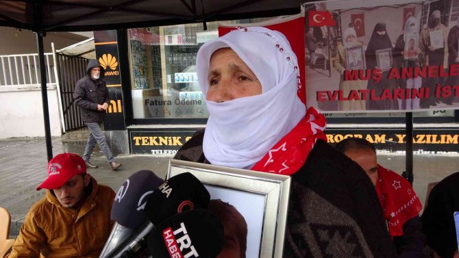 Annelerden Yağmur Altında Evlat Nöbeti