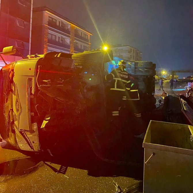 Yalova’da Kontrolden Çıkan Kamyon Devrildi: 1 Yaralı