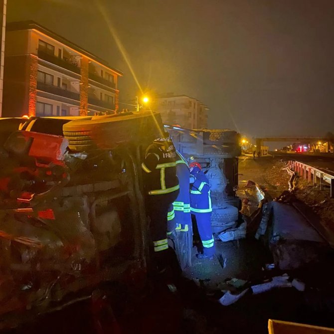 Yalova’da Kontrolden Çıkan Kamyon Devrildi: 1 Yaralı