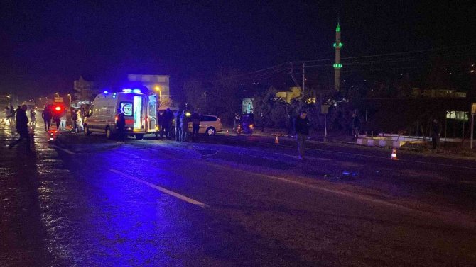 Motosiklet Dönüş Yapan Ticari Taksiyle Çarpıştı: 2 Yaralı