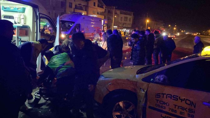 Motosiklet Dönüş Yapan Ticari Taksiyle Çarpıştı: 2 Yaralı