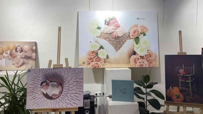 Çektiği Bebeklerin Fotoğraflarını Sergiledi