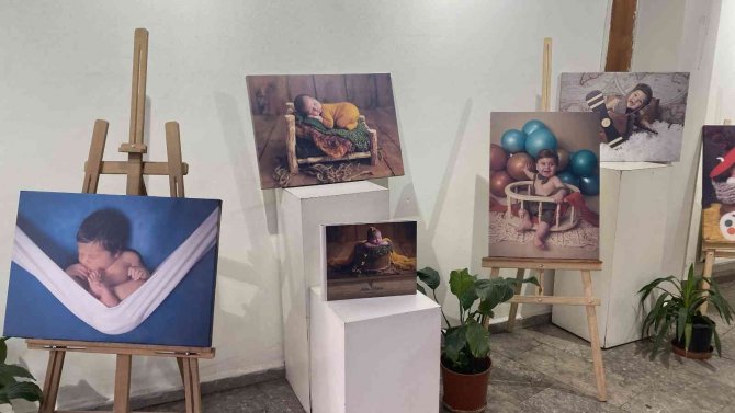 Çektiği Bebeklerin Fotoğraflarını Sergiledi