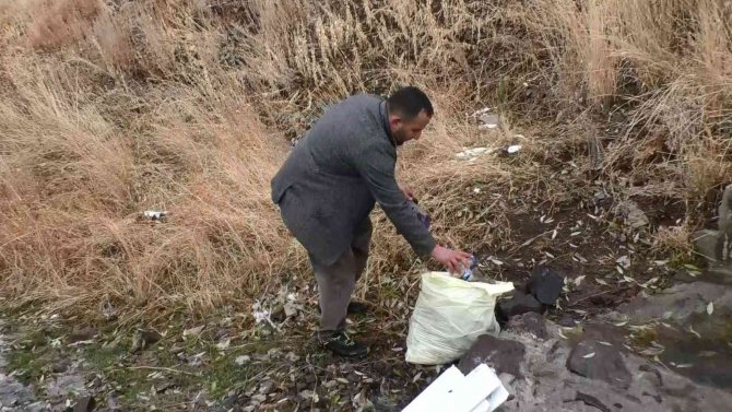 Palandöken’den Hem Doğal Kaynak Suyu Alıyor Hem De Çevre Temizliği Yapıyorlar