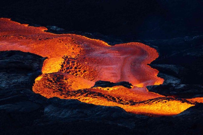 Hawaii’deki Mauna Loa Yanardağı Lav Püskürtmeye Devam Ediyor