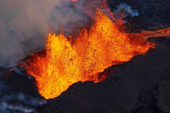 Hawaii’deki Mauna Loa Yanardağı Lav Püskürtmeye Devam Ediyor