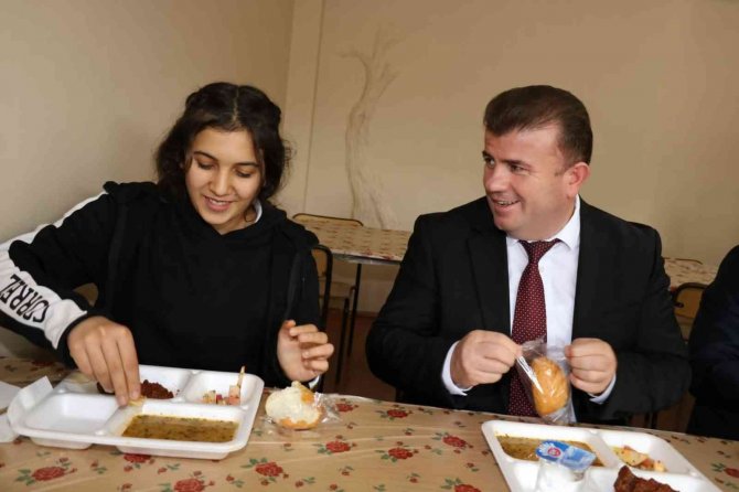 Adıyaman’da Günlük 20 Bin Öğrenciye Ücretsiz Yemek Veriliyor