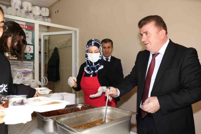 Adıyaman’da Günlük 20 Bin Öğrenciye Ücretsiz Yemek Veriliyor