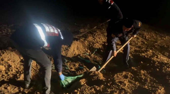 Jandarma 7 Kilometre Lastik İzi Sürüp Gece Yarısı Küreklerle Tarlayı Kazdı