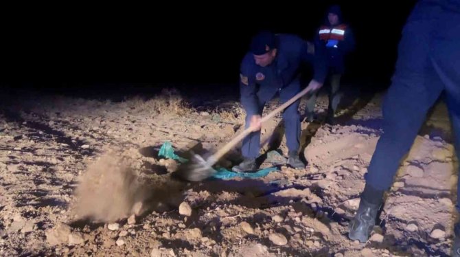 Jandarma 7 Kilometre Lastik İzi Sürüp Gece Yarısı Küreklerle Tarlayı Kazdı