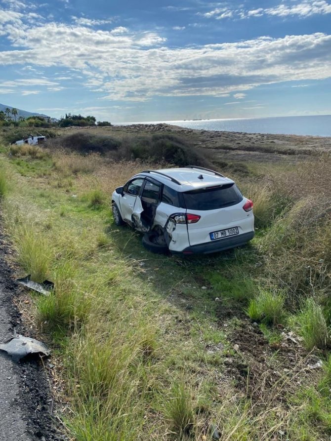 Alanya’da Çarpışan Otomobiller Şarampole Savruldu
