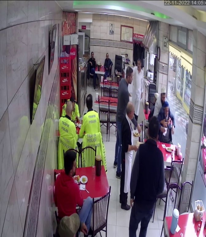 Nefes Borusuna Yemek Kaçan Yaşlı Adamı Polis Memuru Böyle Kurtardı