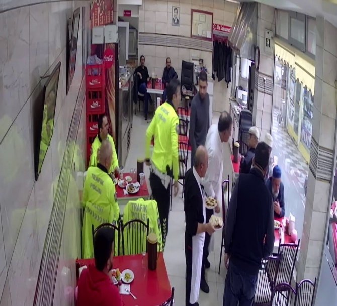 Nefes Borusuna Yemek Kaçan Yaşlı Adamı Polis Memuru Böyle Kurtardı