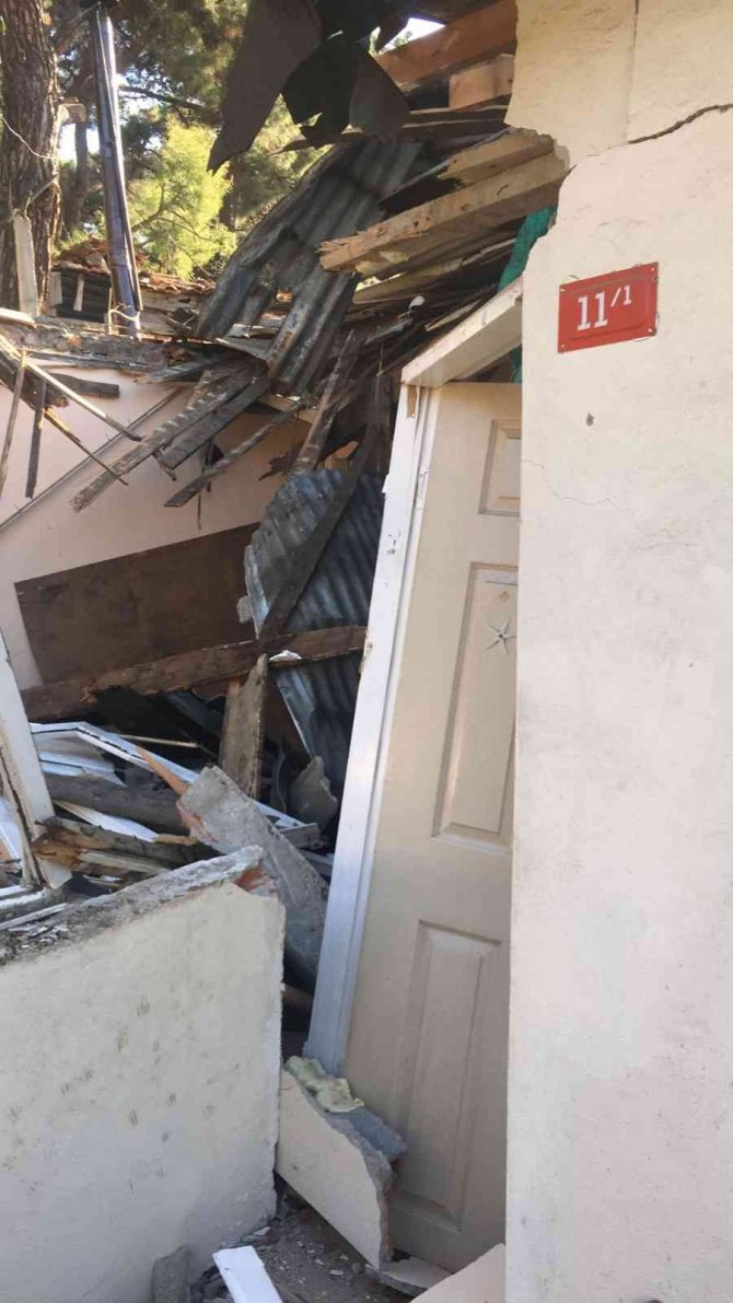 Yıllardır Oturdukları Müştemilat, Adalar Belediyesi Tarafından Yıkıldı