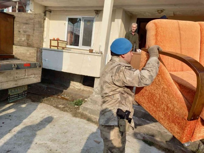 Ağır Hasarlı Binalara Asker Eli