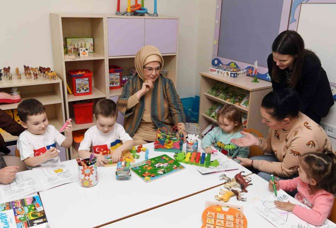 Emine Erdoğan, Ukrayna’dan Türkiye’ye Getirilen Yetim Çocuklarla Buluştu