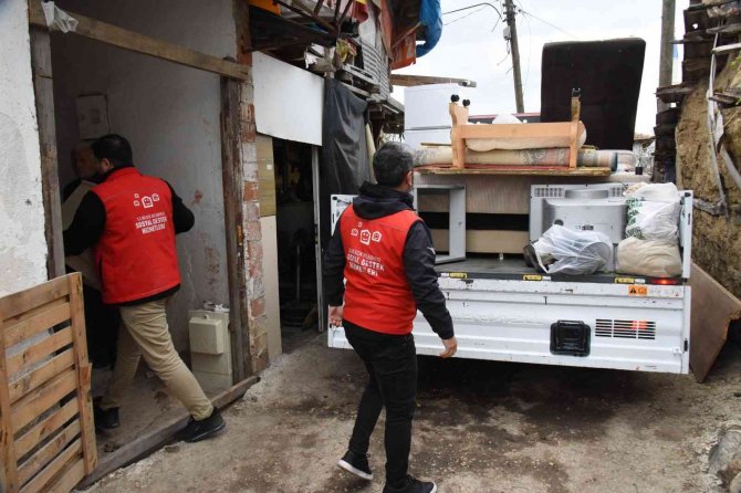 Evi Yanan Yaşlı Kadına Belediyeden Yardım Eli Uzandı