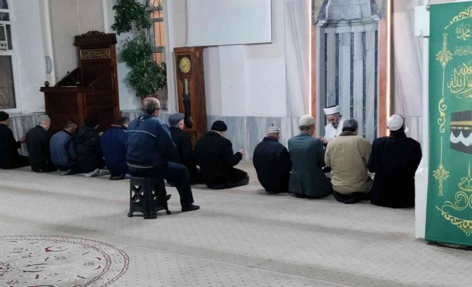 Germencik’te Vatandaşlar Sabah Namazında Bir Araya Geliyor