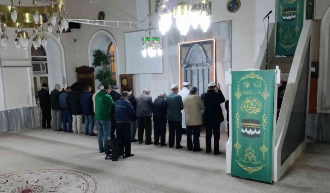Germencik’te Vatandaşlar Sabah Namazında Bir Araya Geliyor