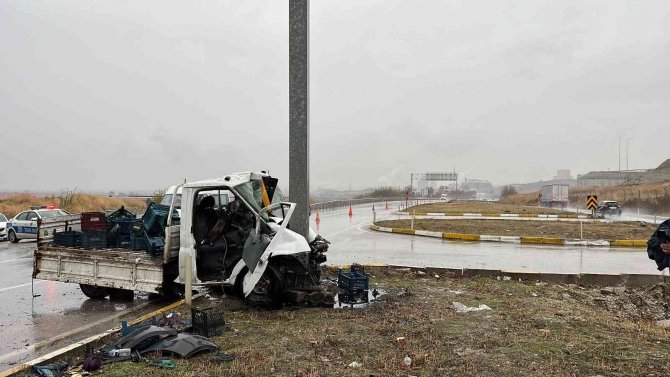Kontrolden Çıkan Kamyonet Direğe Çarptı: 2 Yaralı