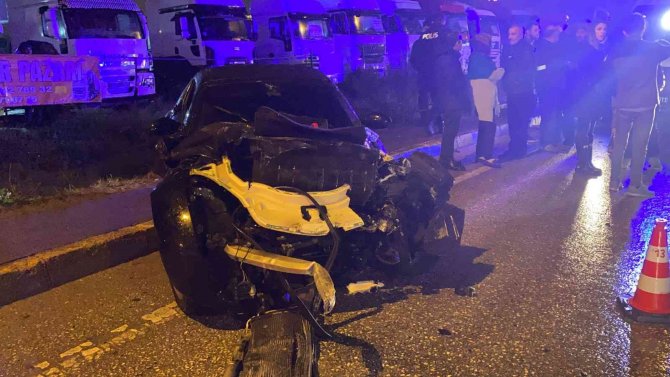Ataşehir’de 3 Aracın Karıştığı Kazada Anne İle Kızı Yaralandı
