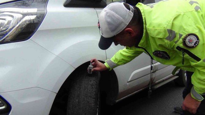 Kars’ta Zorunlu Kış Lastiği Uygulaması Yapıldı