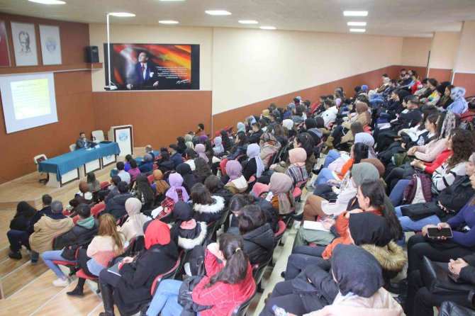 Üniversitede “Ailede Etkili İ̇letişim” Konferansı