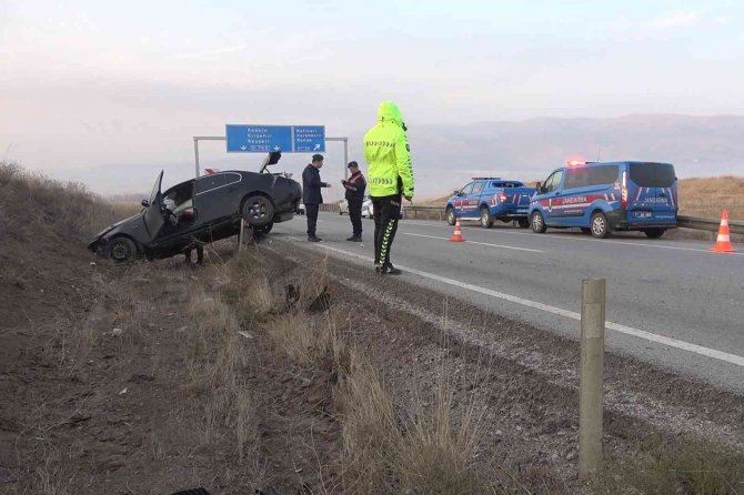 Trafik Levhalarına Çarpan Otomobil 150 Metre Sürüklendi: 2 Yaralı