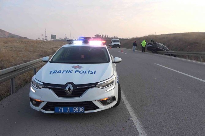 Trafik Levhalarına Çarpan Otomobil 150 Metre Sürüklendi: 2 Yaralı