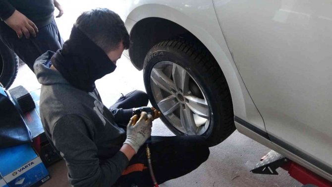 Zorunlu Kış Lastiği Uygulaması Bugün Başladı: Cezası Bin 152 Lira