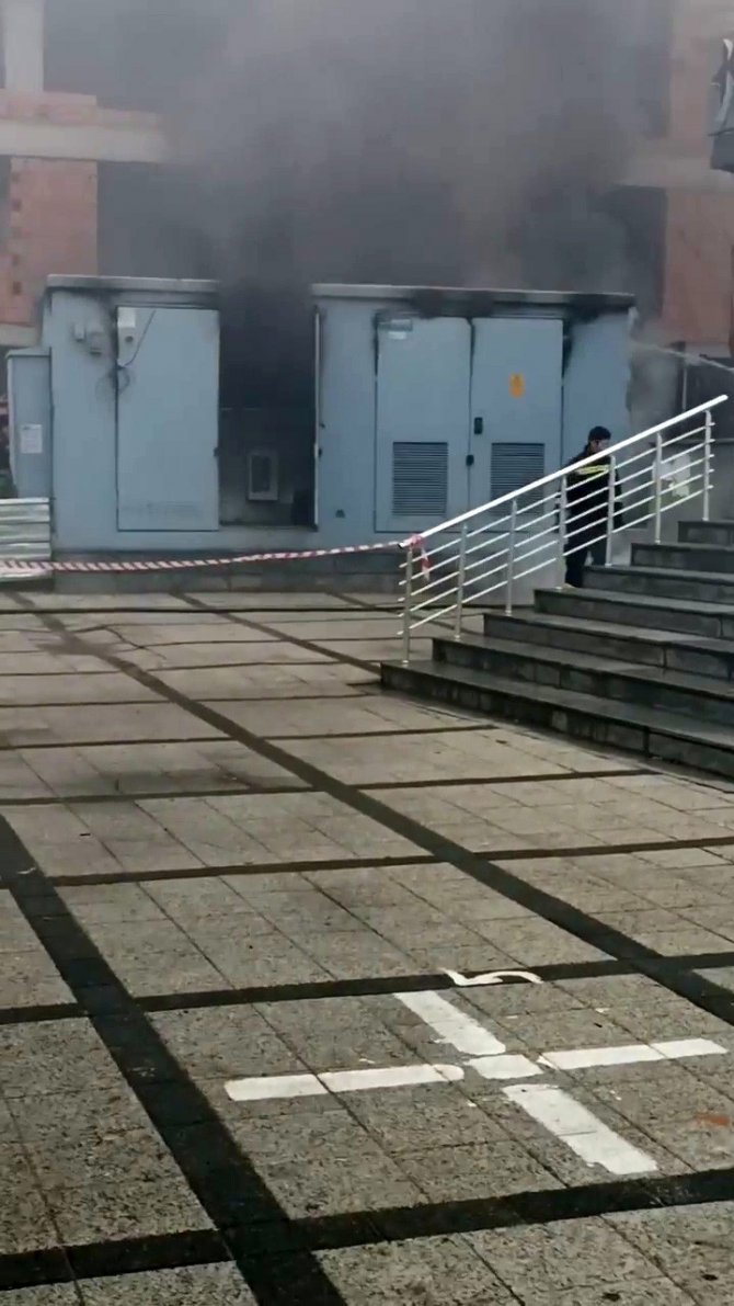 Bomba Gibi Patlayan Trafo Mahalleliyi Korkuttu