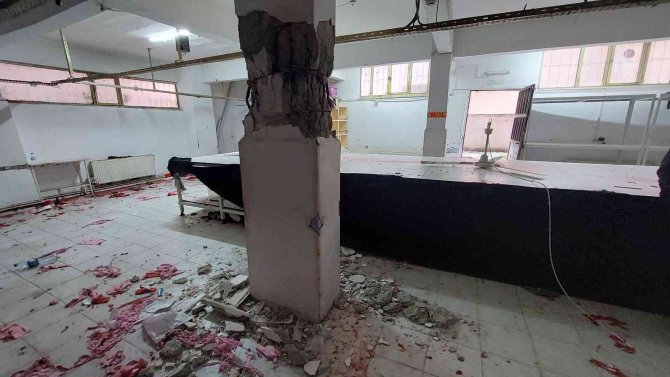 Küçükçekmece’de 24 Yıllık Binanın Kolonları Patladı