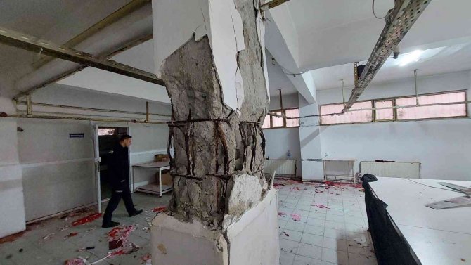 Küçükçekmece’de 24 Yıllık Binanın Kolonları Patladı
