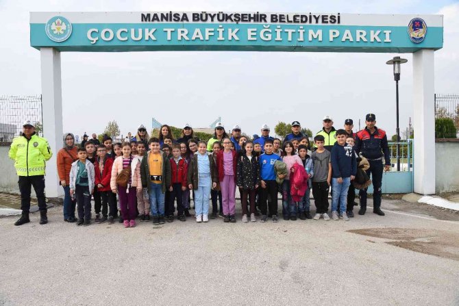 Minikler Trafik Kurallarını Eğlenerek Öğreniyorlar