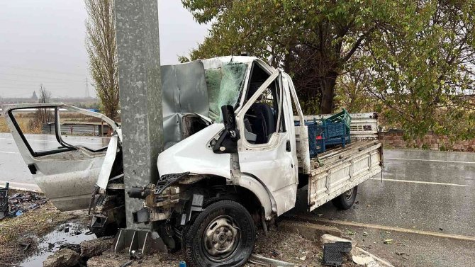Kontrolden Çıkan Kamyonet Direğe Çarptı: 2 Yaralı
