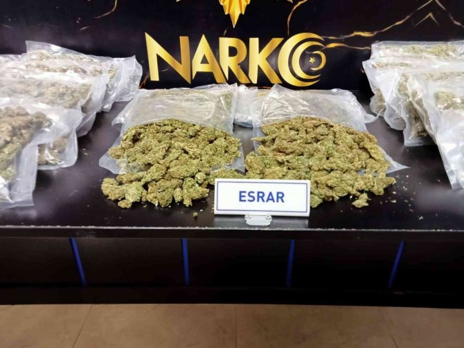 Sargı Bezi Yüklü Tırdan 12 Kilo Esrar Çıktı