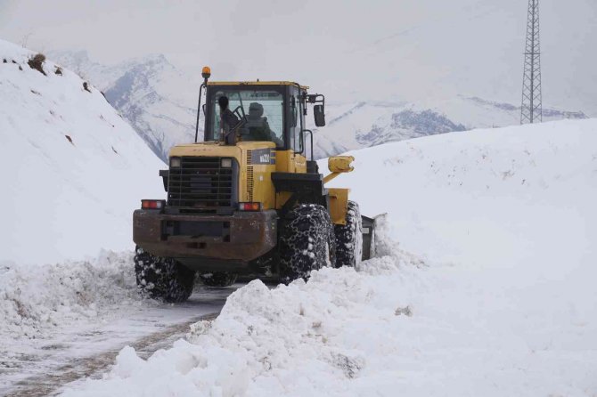 Şırnak’ta Mevsimin İlk Karı 1 Metreyi Buldu