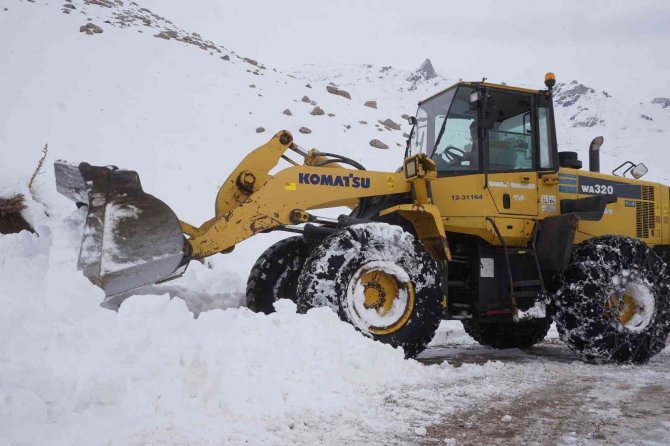 Şırnak’ta Mevsimin İlk Karı 1 Metreyi Buldu