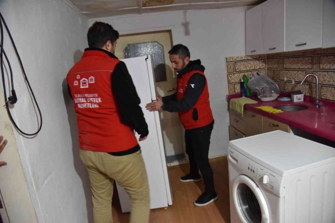 Evi Yanan Yaşlı Kadına Belediyeden Yardım Eli Uzandı