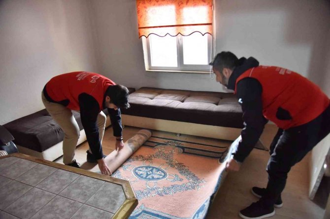 Evi Yanan Yaşlı Kadına Belediyeden Yardım Eli Uzandı