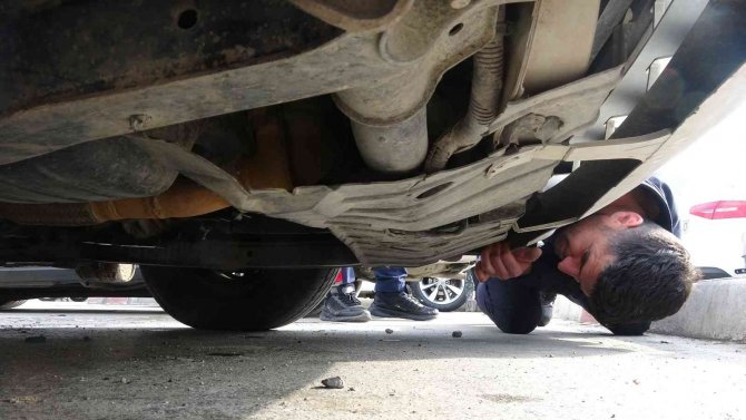 Otomobilin Motor Kısmına Girdi, Dönerin Kokusunu Alınca Çıktı